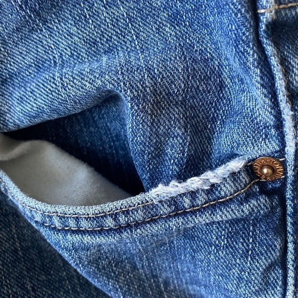 Tommy Hilfiger Men's Freedom Fit Standard Wash Jeans - Picture 14 of 15